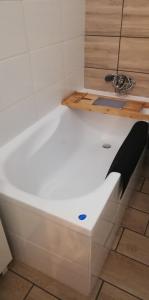Et badeværelse på Kawalerka przy termach