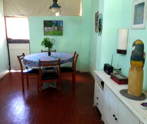 un comedor con mesa y sillas en una habitación en Casa rústica en Santiago del Estero