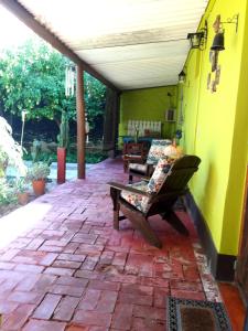 un patio con un banco de madera y una mesa en Casa rústica en Santiago del Estero