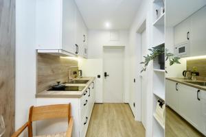A kitchen or kitchenette at City Rooms Arcadia Self Check-In