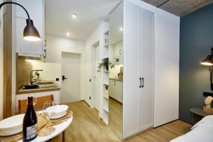 a small apartment with a kitchen and a bedroom at City Rooms Arcadia Self Check-In in Odesa