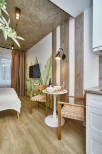 een slaapkamer met een bed, een tafel en een bank bij City Rooms Arcadia Self Check-In in Odessa