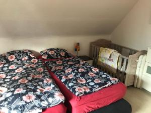 Una cama con una manta en un dormitorio en Familienfreundliche Wohnung in Wewer, en Paderborn