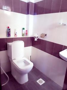 La salle de bains est pourvue de toilettes et d'un lavabo. dans l'établissement Lovely and spacious 3 bedroom apartment with swimming pool, à Mtwapa