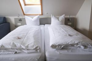 Postel nebo postele na pokoji v ubytování Gästehaus Kölfhamm 2