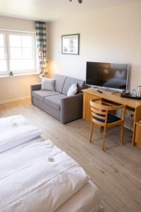 TV a/nebo společenská místnost v ubytování Gästehaus Kölfhamm 2 + 11 fotografií