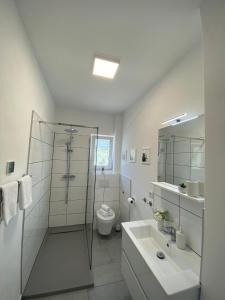 y baño con ducha, aseo y lavamanos. en Apartment MILENA Kaštela mit Whirlpool, en Kaštela