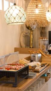 - un buffet avec un plateau de nourriture sur une table dans l'établissement Hôtel Île de Lumière, à La Cotinière