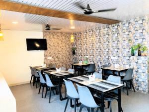 Televiisor ja/või meelelahutuskeskus majutusasutuses Lime Tree Hotel Pulkit Gurgaon-Artemis Hospital, Nearest Metro Huda City Centre