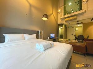 een hotelkamer met een bed met een handdoek erop bij The Scott Garden Kuala Lumpur by BeeStay Management in Kuala Lumpur