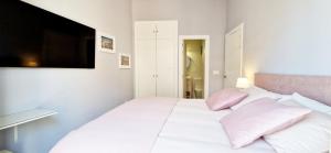 Кровать или кровати в номере Malaga Lodge Apartments +53 фотографии