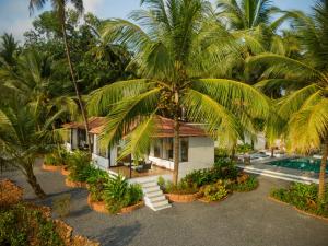 een luchtzicht op een huis met palmbomen bij Pont Bleu Suites in Canacona