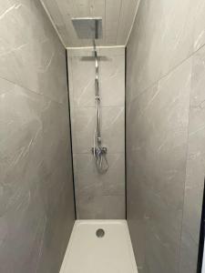 een douchecabine met een toilet in de badkamer bij Appartement rénové tout confort in Mers-les-Bains