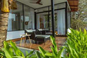 Pont Bleu Suites Riverside & Pool的庭院或其他户外区域