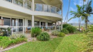 Casa con balcón y palmeras en Island Point Villa 2 Port Douglas en Port Douglas