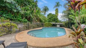 ポートダグラスにあるIsland Point Villa 2 Port Douglasの柵付きの庭のスイミングプール