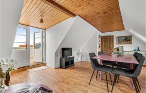 a dining room with a table and chairs at Nice Apartment In Allinge With Wifi in Allinge