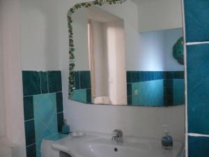 オルビアにあるbluのバスルーム(洗面台、鏡付)