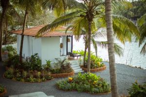 Pont Bleu Suites Riverside & Pool外面的花园