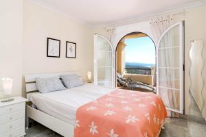 Łóżko lub łóżka w pokoju w obiekcie SAA- Comfortable Apartment near Puerto Banus
