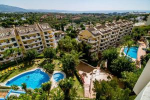 widok z lotu ptaka na ośrodek z dwoma basenami w obiekcie SAA- Comfortable Apartment near Puerto Banus w Marbelli