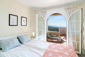 sypialnia z łóżkiem i otwartymi drzwiami na balkon w obiekcie SAA- Comfortable Apartment near Puerto Banus w Marbelli +26 zdjęć