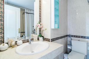 łazienka z umywalką, toaletą i lustrem w obiekcie SAA- Comfortable Apartment near Puerto Banus w Marbelli