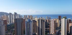 um horizonte da cidade com edifícios altos e o oceano em Apartamento Gemelos XII -23 em Benidorm