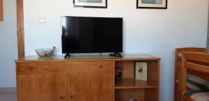 Telewizja i/lub zestaw kina domowego w obiekcie Apartamento Gemelos XII 23 IF Benidorm