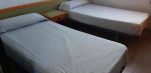 Łóżko lub łóżka w pokoju w obiekcie Apartamento Gemelos XII 23 IF Benidorm