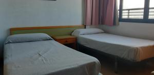 pokój z dwoma łóżkami i oknem w obiekcie Apartamento Gemelos XII 23 IF Benidorm w mieście Benidorm