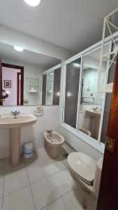 ベニドルムにあるApartamento Edificio Gemelos XII -17のバスルーム(洗面台2台、トイレ、シンク付)