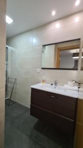 y baño con lavabo y espejo. en Apartamento Edificio Ilice -5, en Benidorm