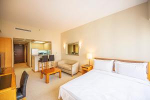 Postel nebo postele na pokoji v ubytování Shanghai Centre Serviced Apartment