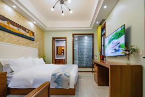 a bedroom with a bed and a flat screen tv at Fanjian Inn-Xi'an Drum Tower & Muslim Cultural District in Xi'an