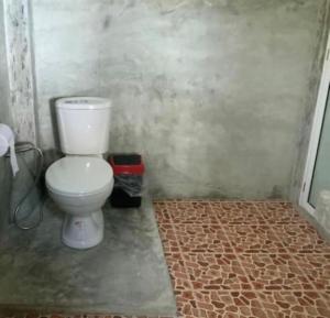 uma casa de banho com um WC branco num quarto em Tao Thong Villa 1 em Ko Tao