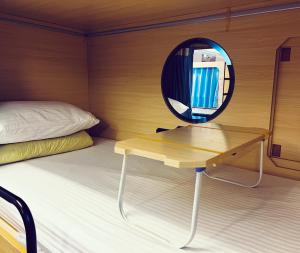 Rúm í herbergi á Hong Kong Hostel