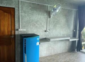 Il comprend une cuisine équipée d'un réfrigérateur bleu et d'un ventilateur. dans l'établissement Tao Thong Villa 1, à Koh Tao