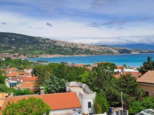widok na miasto i zbiornik wodny w obiekcie Apartman zarok w Bašce