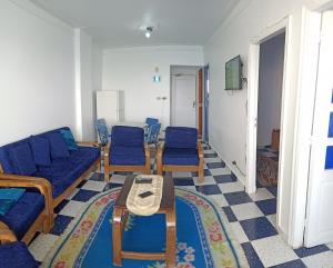 sala de estar con sofá, sillas y mesa en Furnished Apartment - Beach view "Nearest Beach 2 minutes walking" - Free Wifi- Abo keer - Alexandria - Egypt, en Abū Qīr