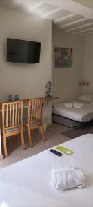 Katil atau katil-katil dalam bilik di Logis Hotel Grangier