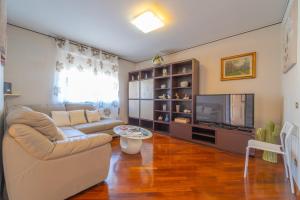 a living room with a couch and a television at domo nora in Olbia