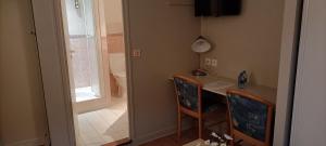 Bilik mandi di Logis Hotel Grangier