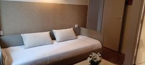 Katil atau katil-katil dalam bilik di Logis Hotel Grangier
