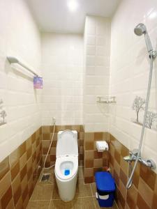 een badkamer met een toilet en een douche bij Prana Vũng Tàu in Vung Tau