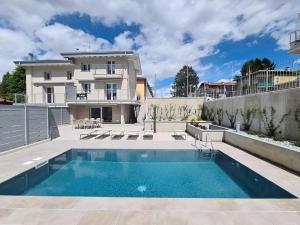 uma piscina em frente a uma casa em VILLA CLAUDIA WITH PRIVATE POOL em Colico