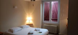 Katil atau katil-katil dalam bilik di Logis Hotel Grangier