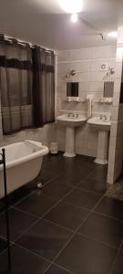 Bilik mandi di Logis Hotel Grangier