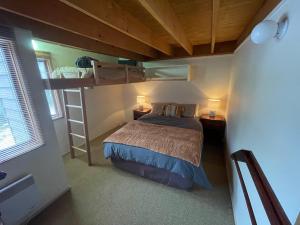 Ένα ή περισσότερα κρεβάτια σε δωμάτιο στο HAY SHED Chalet, alpine-getaways