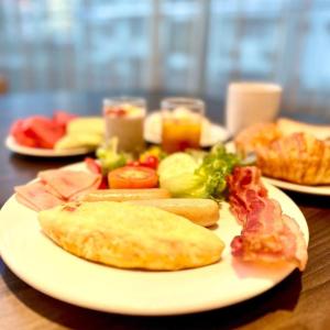 um prato de alimentos de pequeno-almoço numa mesa em Best Western Plus Sukhumvit 1 em Bangkok